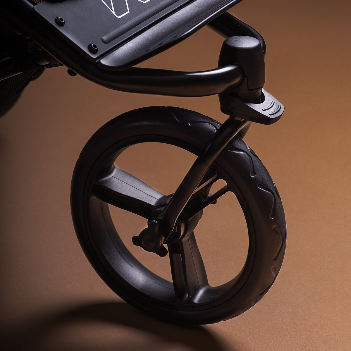 close up shot of the Mountain Buggy swift showcasing the kerb pop on a brown background