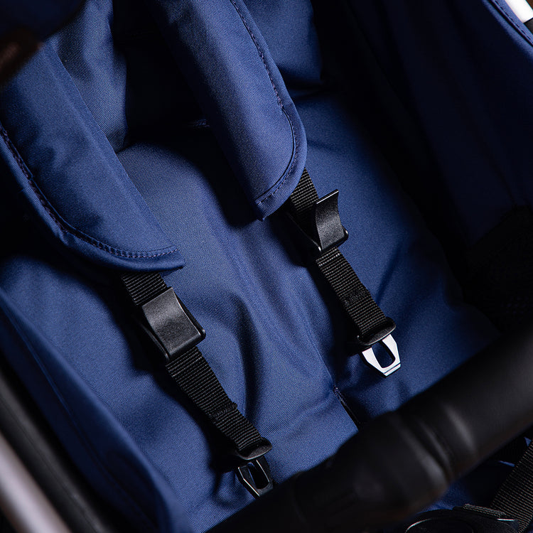 close up shot of the Mountain Buggy terrain harness in quartz colouring