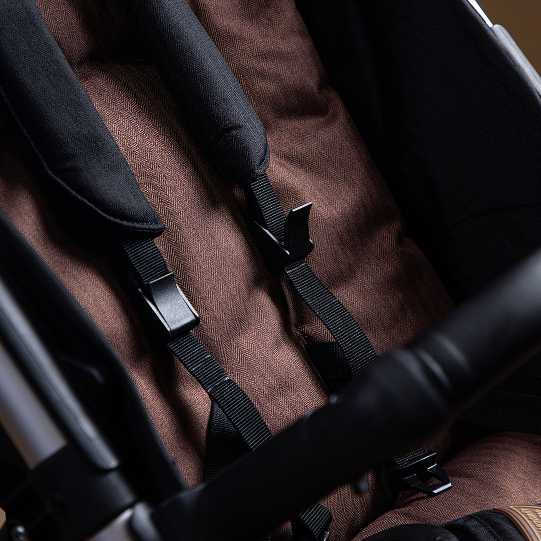 Close up of the Mountain Buggy urban jungle seat and safety harness