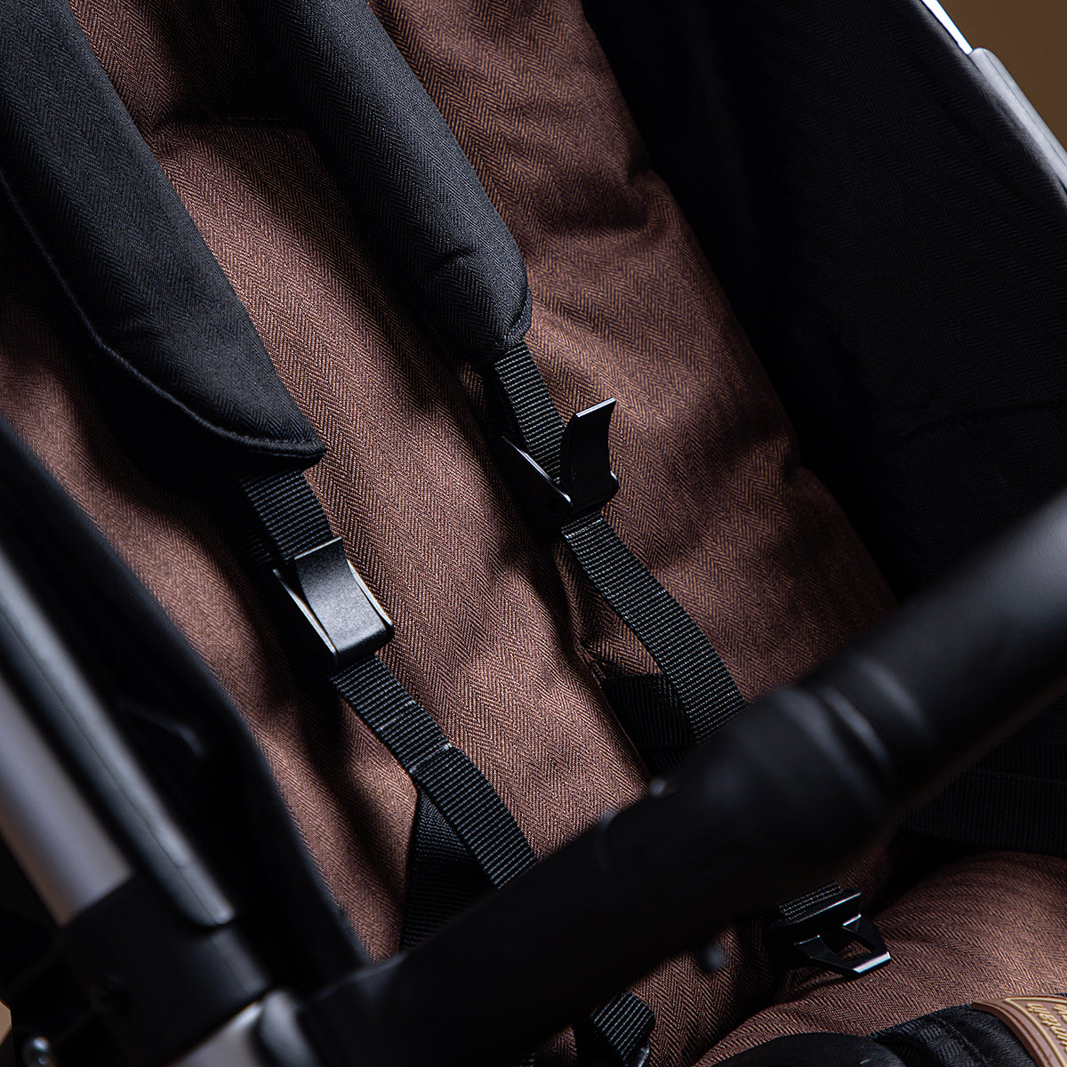 Close up of the Mountain Buggy urban jungle seat and safety harness
