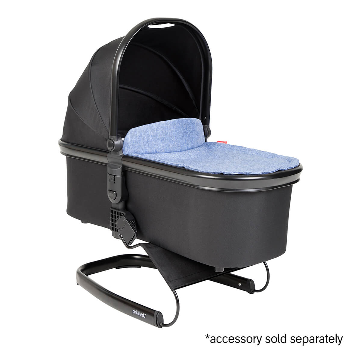 phil&teds snug carrycot with lid 3/4 view with lazyted_sky