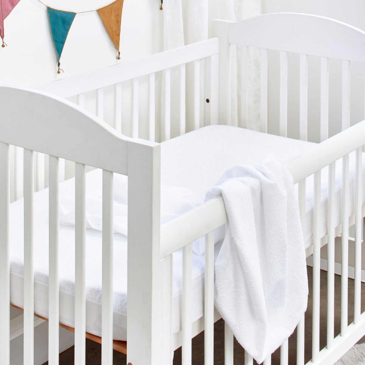 Protect a bed crib top mattress protector