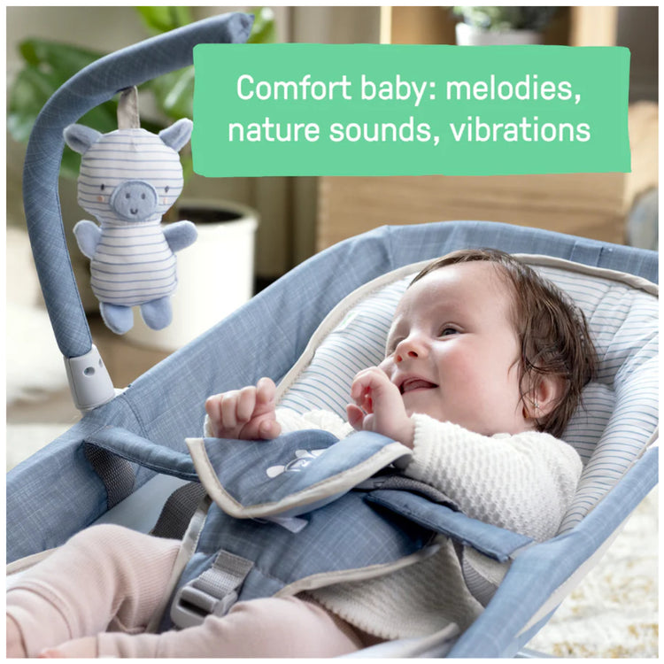 Baby in a blue baby bouncer with a text overlay about comfort features.